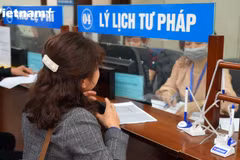 Người dân xác minh lý lịch tư pháp tại Sở Tư pháp Hà Nội