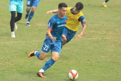 Tiền đạo Tiến Linh và đồng đội tích cực tập luyện vào buổi sáng dưới thời tiết nắng nóng theo sự chỉ đạo từ ông Troussier. (Ảnh: PV/Vietnam+)