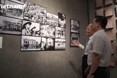 Khách tham quan triển lãm "Hà Nội - Một thành phố trong nhiếp ảnh".