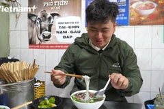 Người dân thưởng thức phở tại Hà Nội.