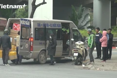 Xe dù đang dừng đỗ đón khách dọc đường.