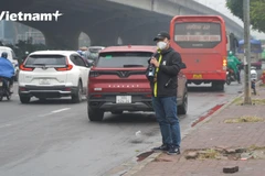 Lực lượng cảnh sát giao thông mặc thường phục ghi hình xe khách vi phạm.