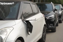 Xe ôtô bị phá gương tại đường Hoàng Minh Thảo, phường Xuân Tảo, quận Bắc Từ Liêm, thành phố Hà Nội.