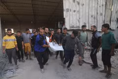 Chuyển thi thể nạn nhân thiệt mạng sau cuộc không kích của Israel xuống thành phố Rafah ở Dải Gaza. (Ảnh: THX/TTXVN)