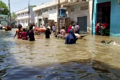 Người dân lội qua một con phố ngập lụt ở Beledweyne, miền Trung Somalia trong trận lụt hồi tháng 5/2020. (Nguồn: AP)