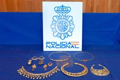 Các món trang sức cổ bằng vàng được cảnh sát Tây Ban Nha thu hồi tại Madrid. (Ảnh: AFP/TTXVN)