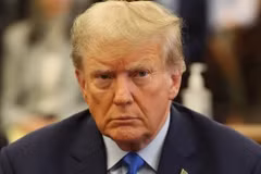 Cựu Tổng thống Mỹ Donald Trump tại phiên xét xử ở tòa án quận Manhattan, bang New York, Mỹ, ngày 2/10. (Ảnh: NYdailynews/TTXVN)
