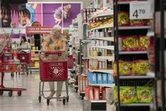 Khách hàng lựa chọn hàng hóa trong siêu thị ở San Mateo, bang California, Mỹ. (Ảnh: THX/TTXVN)