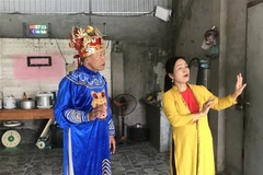 Hai thành viên Câu lạc bộ hát Tuồng Thạch Lỗi đang nhập vai trong vở diễn tuồng cổ. (Ảnh: Tiến Vĩnh/TTXVN)