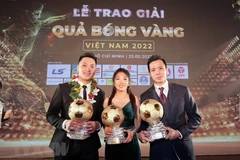 Cầu thủ Nguyễn Văn Quyết (đội Hà Nội FC) - Quả bóng Vàng Nam Việt Nam 2022 (bên phải); cầu thủ Huỳnh Như (đội Thành phố Hồ Chí Minh) - Quả bóng Vàng Nữ Việt Nam 2022 (giữa) và thủ môn Hồ Văn Ý (đội tuyển quốc gia) - Quả bóng Vàng Futsal Việt Nam năm 2022 