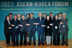 Các đại biểu, khách mời chụp ảnh lưu niệm tại Diễn đàn. (Ảnh: Khánh Vân/TTXVN)