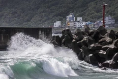 Sóng lớn do ảnh hưởng của bão Koinu ở thành phố Cơ Long, vùng lãnh thổ Đài Loan (Trung Quốc). (Ảnh: AFP/TTXVN)