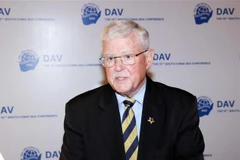 Giáo sư Carl Thayer trả lời phỏng vấn. (Ảnh: Xuân Khu/TTXVN)