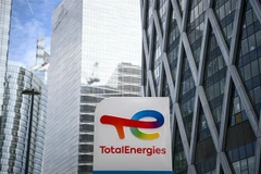 Biểu tượng tập đoàn TotalEnergies tại La Defense, Pháp. (Ảnh: AFP/TTXVN)