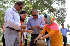 Đoàn Famtrip doanh nghiệp du lịch của Ấn Độ tìm hiểu cách làm gốm truyền thống của người Chăm ở Ninh Thuận. (Ảnh: Công Thử/TTXVN)