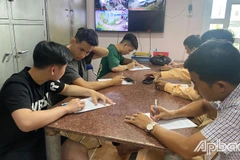 Ba đối tượng đang được lấy lời khai vụ việc. (Nguồn: Báo Ấp Bắc)