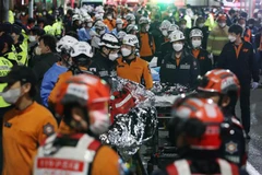 Lực lượng cứu hộ làm nhiệm vụ tại hiện trường giẫm đạp ở Itaewon, Seoul, Hàn Quốc, ngày 30/10/2022. (Ảnh: THX/TTXVN)