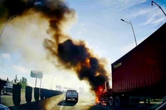 Hiện trường vụ cháy xe. (Ảnh: TTXVN phát)