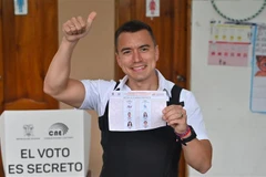 Ông Daniel Noboa bỏ phiếu trong cuộc bầu cử Tổng thống vòng 2 tại tỉnh Santa Elena. (Ảnh: AFP/TTXVN)