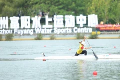 Tay chèo Nguyễn Thị Hương ở phần thi Đua canoe Tốc độ 200m Nữ sáng 3/10. (Ảnh: Bùi Lượng)