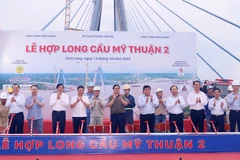 Thủ tướng Phạm Minh Chính và các đại biểu thực hiện nghi lễ hợp long Cầu Mỹ Thuận 2. (Ảnh: Dương Giang/TTXVN)