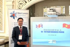 Ông Triệu Thế Hùng, Phó Bí thư Tỉnh ủy, Chủ tịch UBND tỉnh Hải Dương, giới thiệu về tiềm năng và thế mạnh của tỉnh Hải Dương tới các nhà đầu tư Anh tại diễn đàn. (Ảnh: Phong Hà/TTXVN)