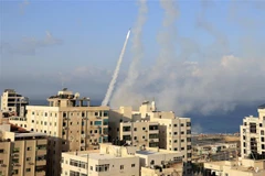 Phóng rocket từ Dải Gaza vào lãnh thổ Israel. (Ảnh: AFP/TTXVN)
