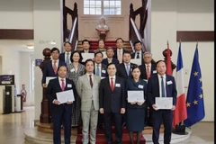 Đoàn cán bộ Học viện Chính trị Quốc gia Hồ Chí Minh chụp ảnh lưu niệm tại Viện INSP. (Ảnh: TTXVN phát)