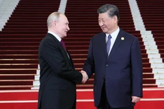 Chủ tịch Trung Quốc Tập Cận Bình (phải) đón Tổng thống Nga Vladimir Putin tới tham dự Diễn đàn cấp cao “Vành đai và Con đường” lần thứ ba tại Bắc Kinh. (Ảnh: AFP/TTXVN)