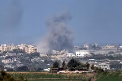 Khói bốc lên sau cuộc không kích của Israel xuống Dải Gaza. (Ảnh: THX/TTXVN)