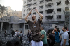 Người dân bị mất nhà cửa sau cuộc không kích của Israel xuống Dải Gaza ở Khan Younis. (Ảnh: THX/TTXVN)