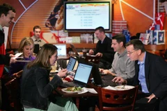 Người dân Mỹ đăng ký mua hàng trong ngày mua sắm trực tuyến. (Ảnh: AFP/TTXVN)