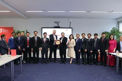Đoàn lãnh đạo tỉnh Nam Định làm việc tại Hiệp hội Doanh nghiệp Vừa và Nhỏ của Đức. (Ảnh: Mạnh Hùng/TTXVN)