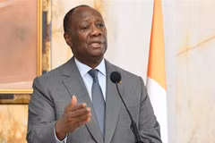 Tổng thống Bờ Biển Ngà Alassane Ouattara trong một cuộc họp báo ở Abidjan. (Ảnh: AFP/TTXVN)