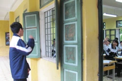 Bị thầy phạt ra khỏi lớp cũng là một kỷ niệm khó phai tuổi học trò "nhất quỷ nhì ma." (Ảnh: Phạm Mai/Vietnam+)