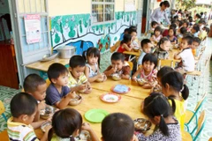 Bữa ăn của học sinh bán trú. (Ảnh: TTXVN)