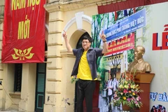 [Photo] Thầy hiệu trưởng nhảy hiphop và beatbox trong lễ khai giảng 