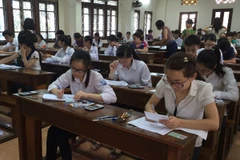 Trên 570.000 thí sinh bắt đầu làm bài dự thi đại học môn toán 