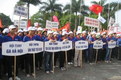 Thanh niên tình nguyện ra quân Tiếp sức mùa thi. (Ảnh: Phạm Mai/Vietnam+)