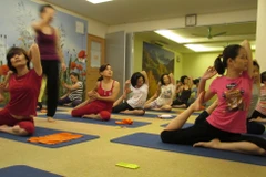 Các học viên của trung tâm Ad Yoga trong một buổi tập luyện. (Ảnh: Tuyết Mai/Vietnam+)