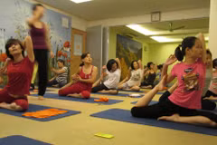 Các học viên của trung tâm Ad Yoga trong một buổi tập luyện. (Ảnh: Tuyết Mai/Vietnam+)