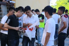 Sáng 30/6, hơn một triệu thí sinh trên cả nước đến điểm thi để làm thủ tục dự thi. (Ảnh: Minh Sơn/Vietnam+)