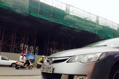 Xà beng rơi trúng ôtô Civic đang lưu thông trên đường Nguyễn Trãi