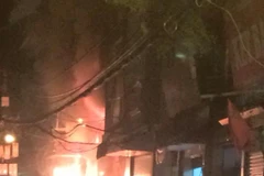 [Photo] Cận cảnh vụ cháy cửa hàng bàn ghế trên đường Đê La Thành