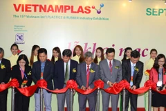Nghi thức cắt băng khai mạc Triển lãm VietnamPlas, VietnamRubber 2015. (Ảnh: Hoàng Hải/Vietnam+)