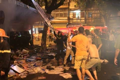 Ngọn lửa bùng lên vào khoảng 19 giờ 30 phút. (Ảnh: Minh Sơn/Vietnam+)