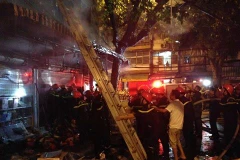 Cận cảnh đám cháy trên phố Hàng Mã. (Ảnh: Minh Sơn/Vietnam+)