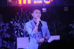 [Video] Hoài Lâm nghẹn ngào trong tối sinh nhật gặp "sự cố"