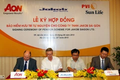 Lễ ký hợp đồng của PVI Sun Life và Jakob Saigon. (Ảnh: Hoàng Hải/Vietnam+)