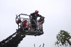 Xe thang của cảnh sát phòng cháy chữa cháy giải cứu người bị mắc kẹt trong tòa nhà HH4. (Ảnh: Sơn Bách-Minh Sơn/Vietnam+)